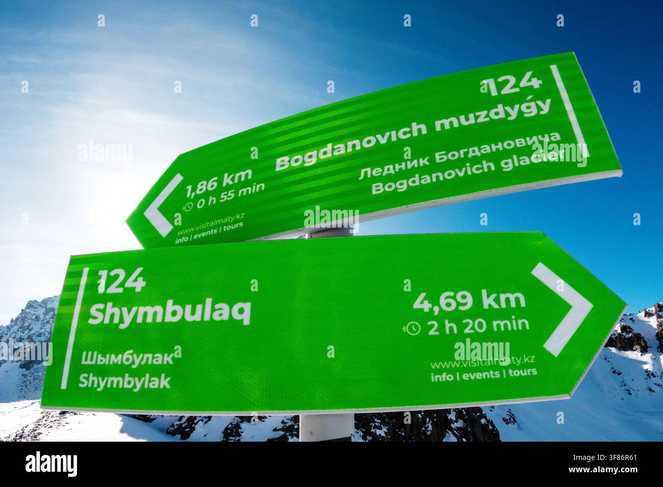 Segni con indicazioni turistiche per il sentiero escursionistico montano verso Shymbulak e il ghiacciaio Bogdanovich Foto Stock