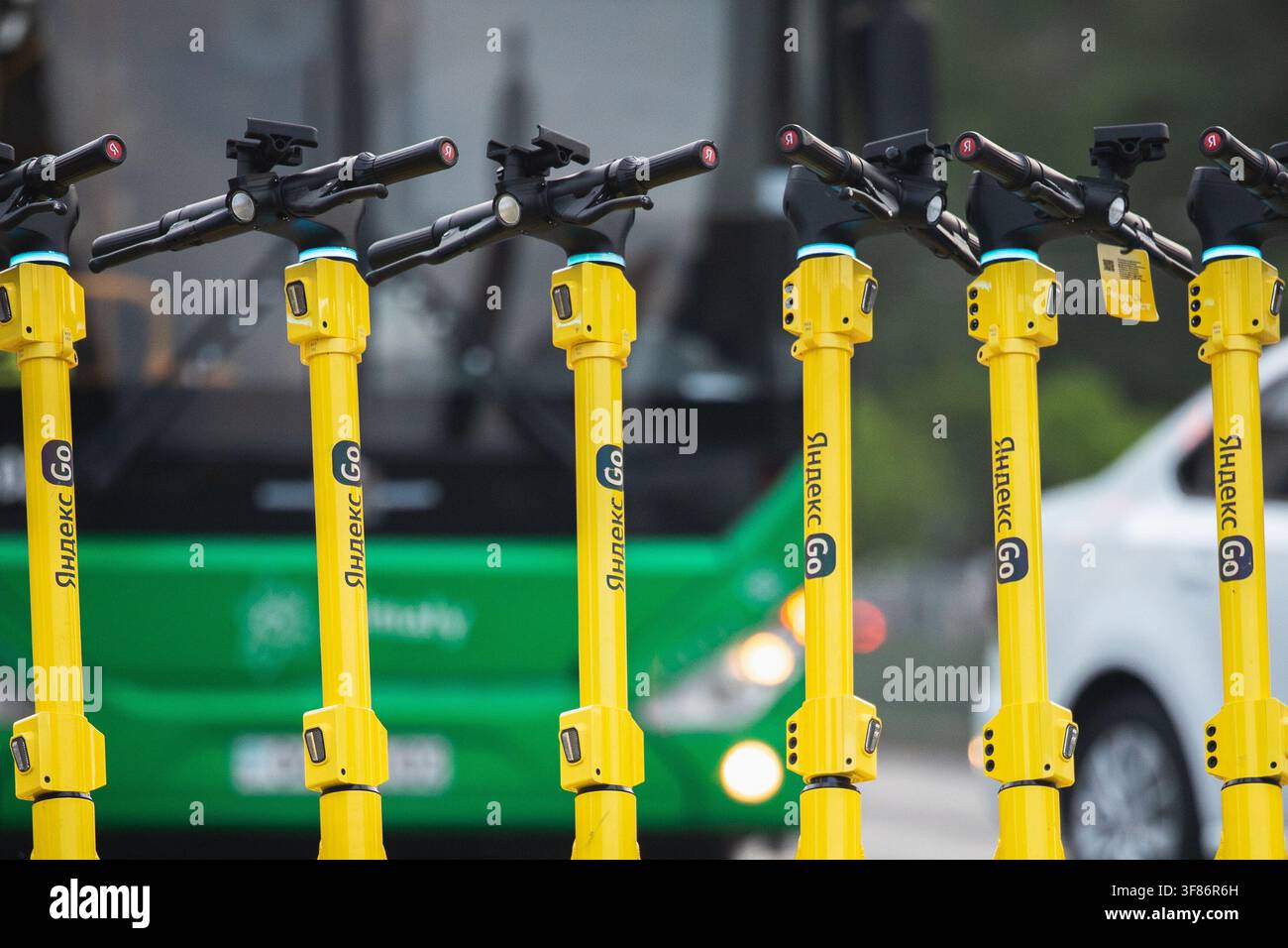 Molti scooter elettrici di Yandex sono pronti per la condivisione. Scelta tra tipi di trasporti pubblici, scooter elettrico o autobus Foto Stock