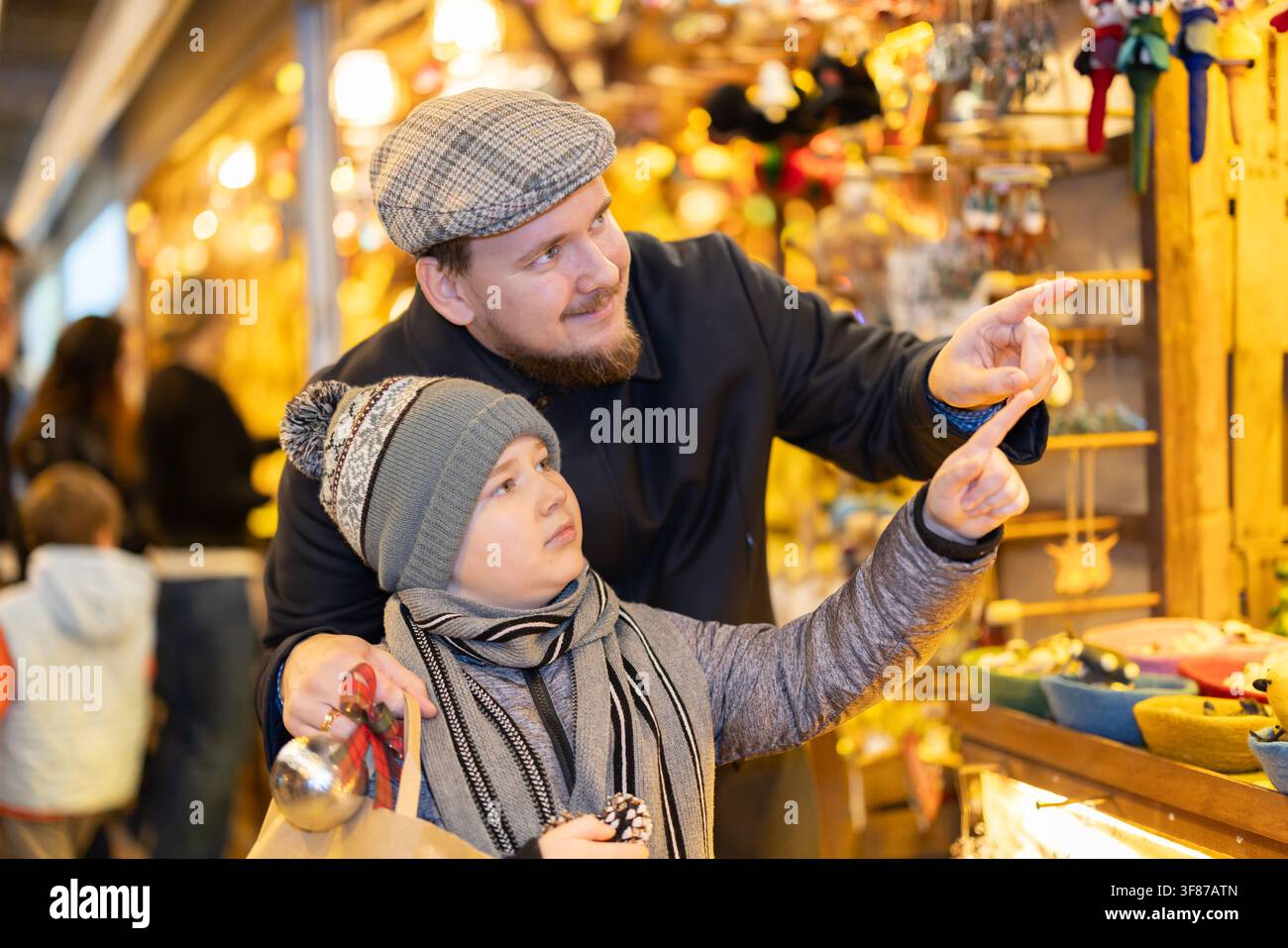 Padre e figlio scelgono le figure per il presepe Foto Stock