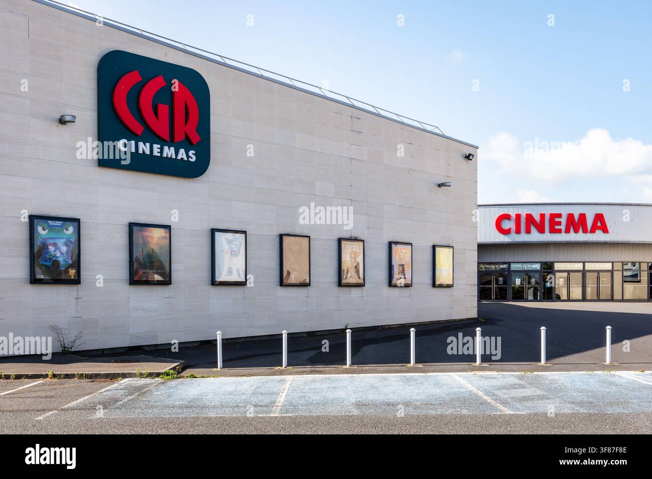 Ingresso del cinema CGR Cherbourg, parte della catena cinematografica "CGR Cinemas" (Circuit Georges Raymond) a Cherbourg, in Francia. Foto Stock