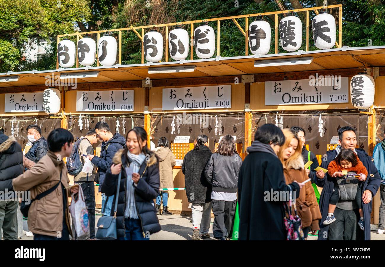 Tokyo Giappone, 24 gennaio 2026: Giapponesi in fila per acquistare Omikuji, fortune casuali scritte su strisce di carta durante il Capodanno lunare in Giappone Foto Stock