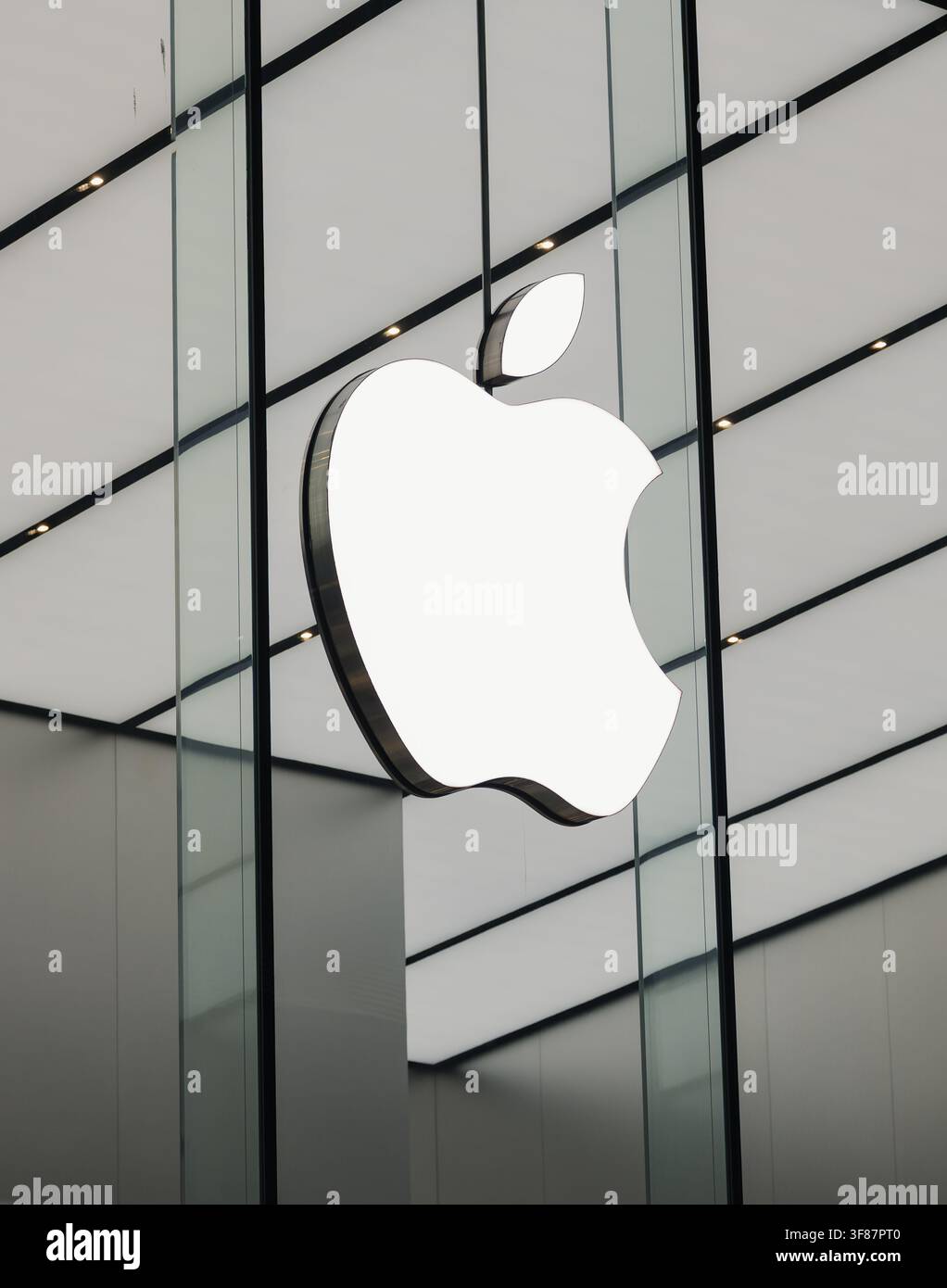 Hangzhou, Cina – 31 luglio 2026: Logo Apple visualizzato su una vetrina di un punto vendita al dettaglio Foto Stock