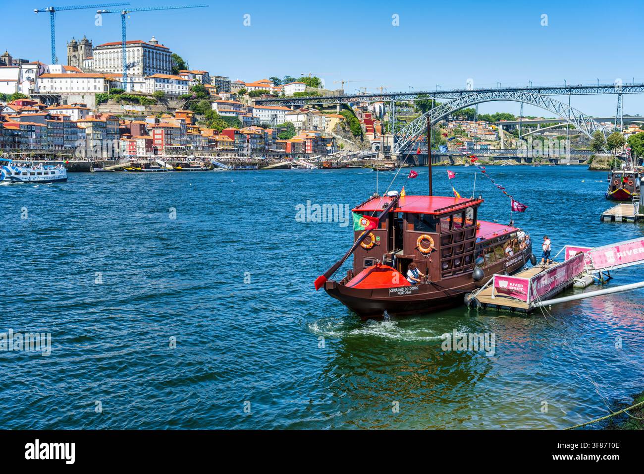 Scene della nave da crociera fluviale del Douro ormeggiata sul molo a Vila Nova de Gaia sulla riva sud del fiume Douro in Portogallo, Europa sud-occidentale Foto Stock