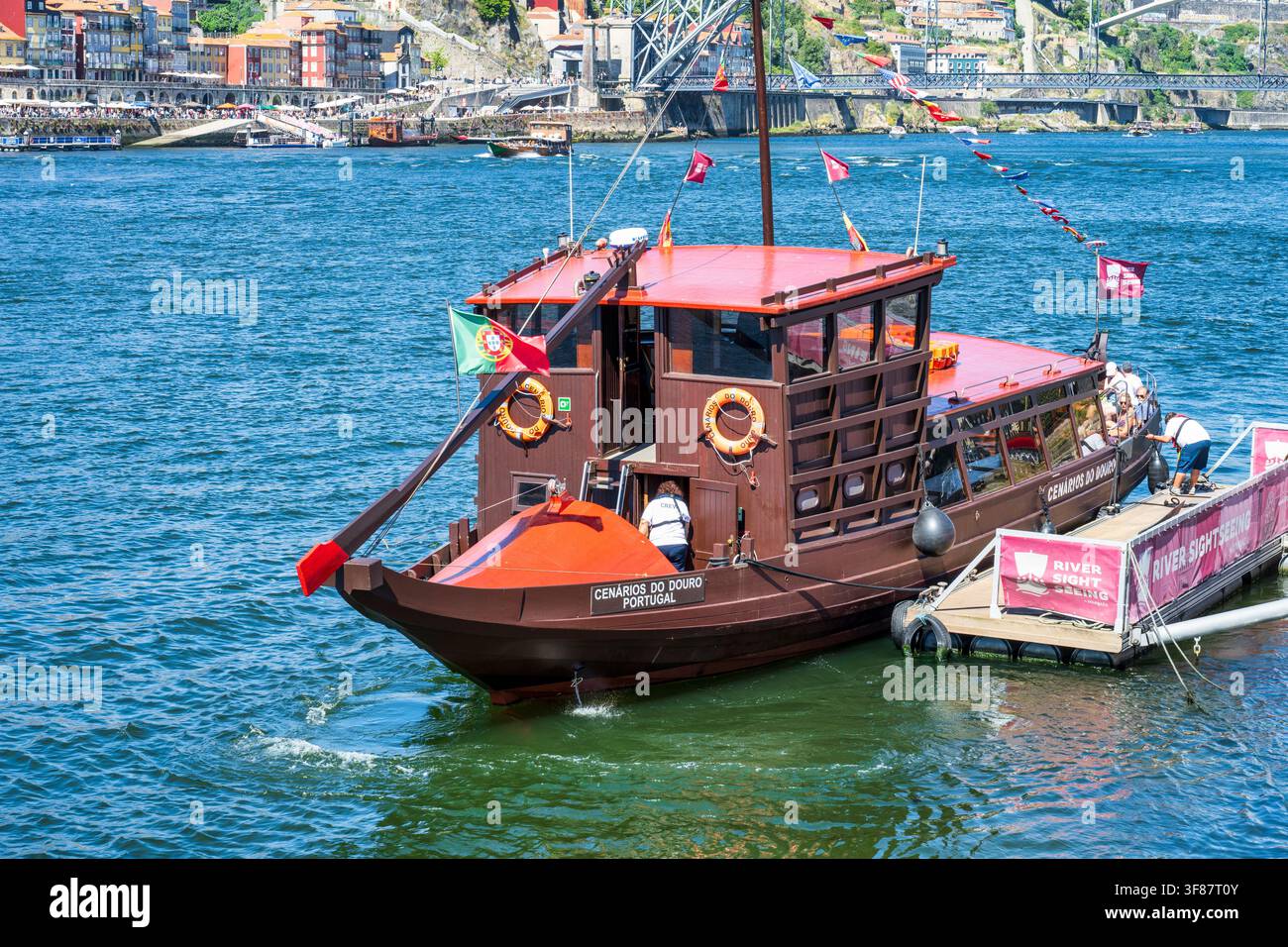 Scene della nave da crociera fluviale del Douro ormeggiata sul molo a Vila Nova de Gaia sulla riva sud del fiume Douro in Portogallo, Europa sud-occidentale Foto Stock