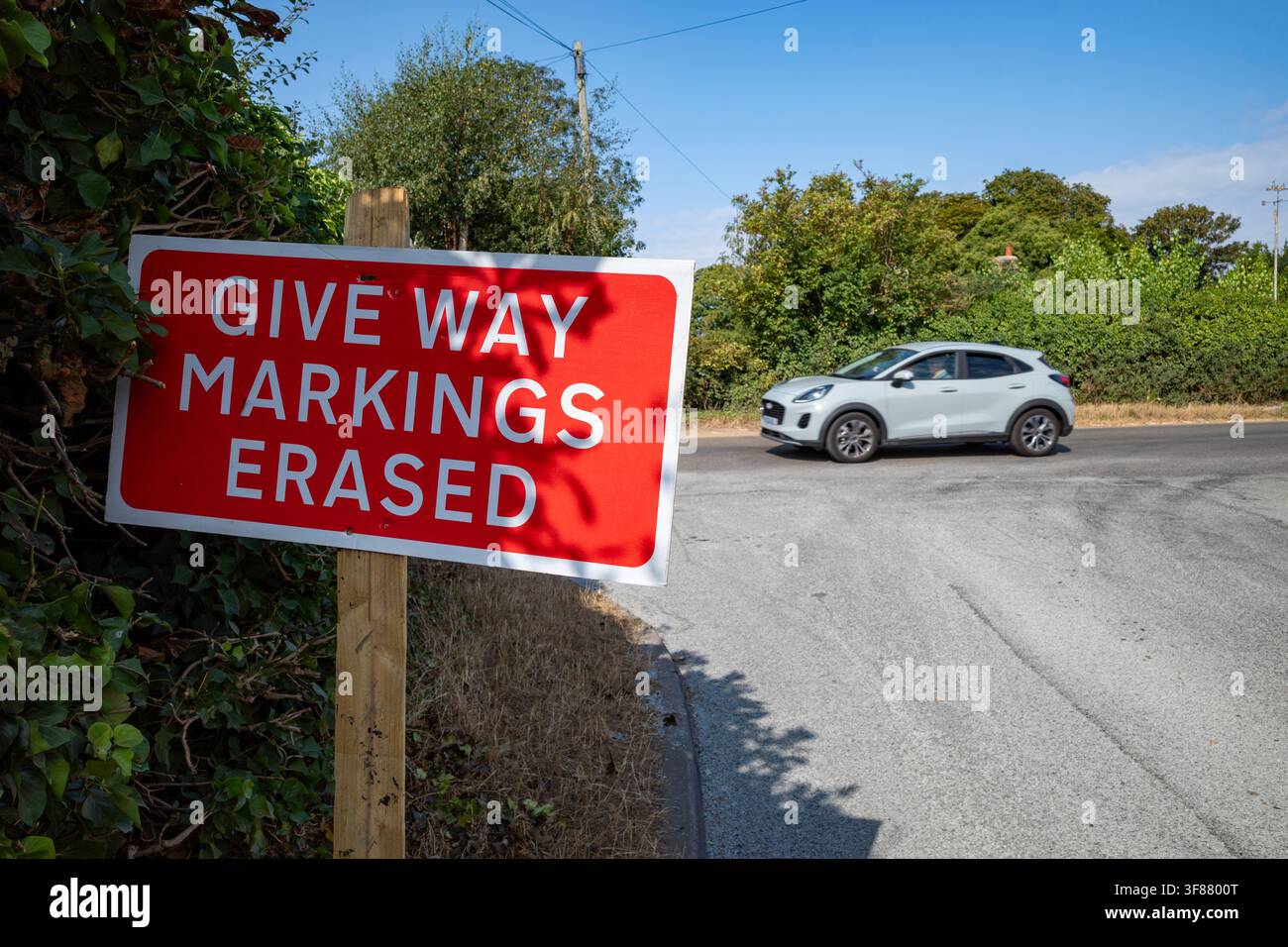 Segnale stradale cancellato con marcatura "Dati la precedenza" Foto Stock