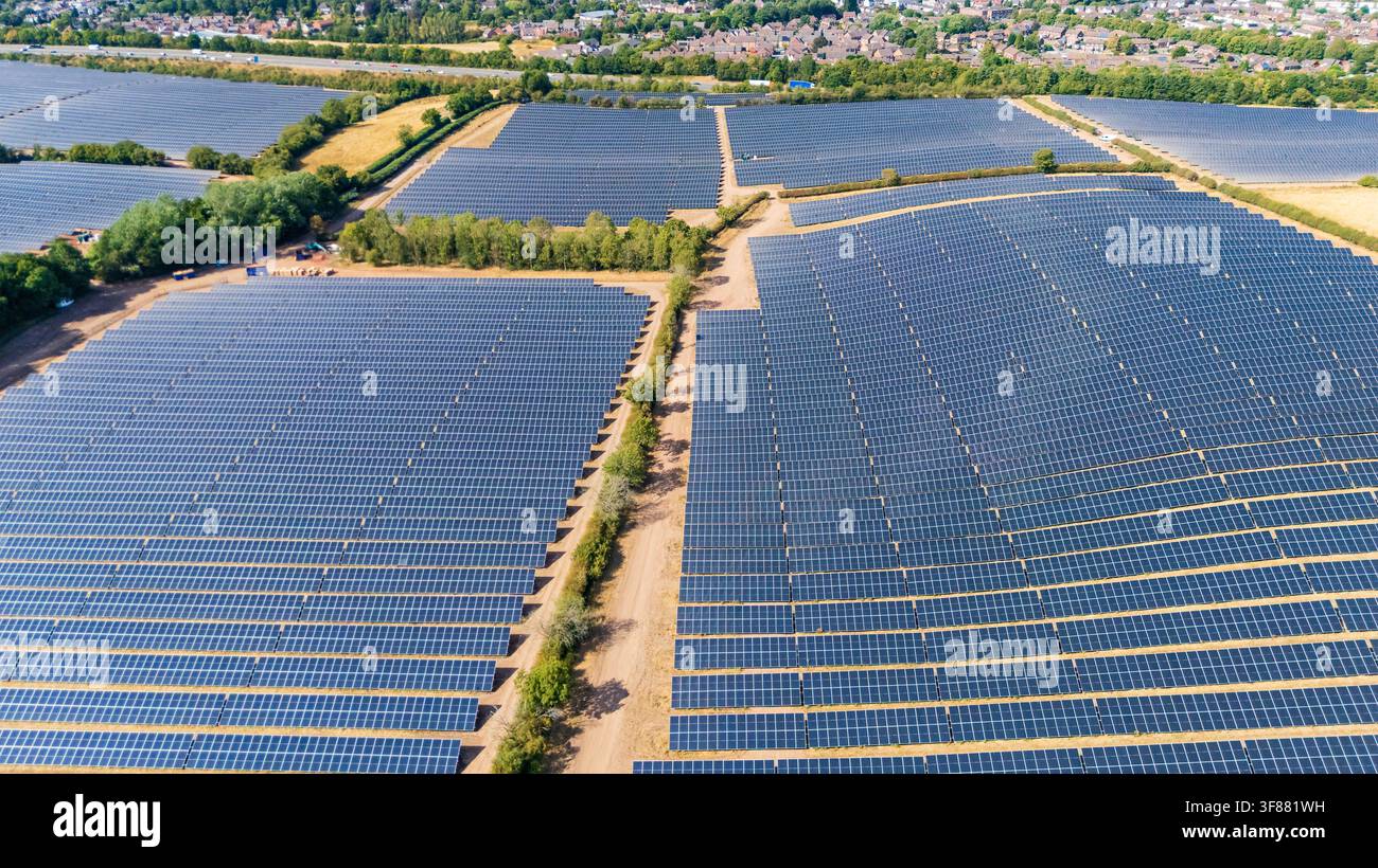 Veduta aerea di una grande fattoria solare che genera energia rinnovabile nel Regno Unito Foto Stock