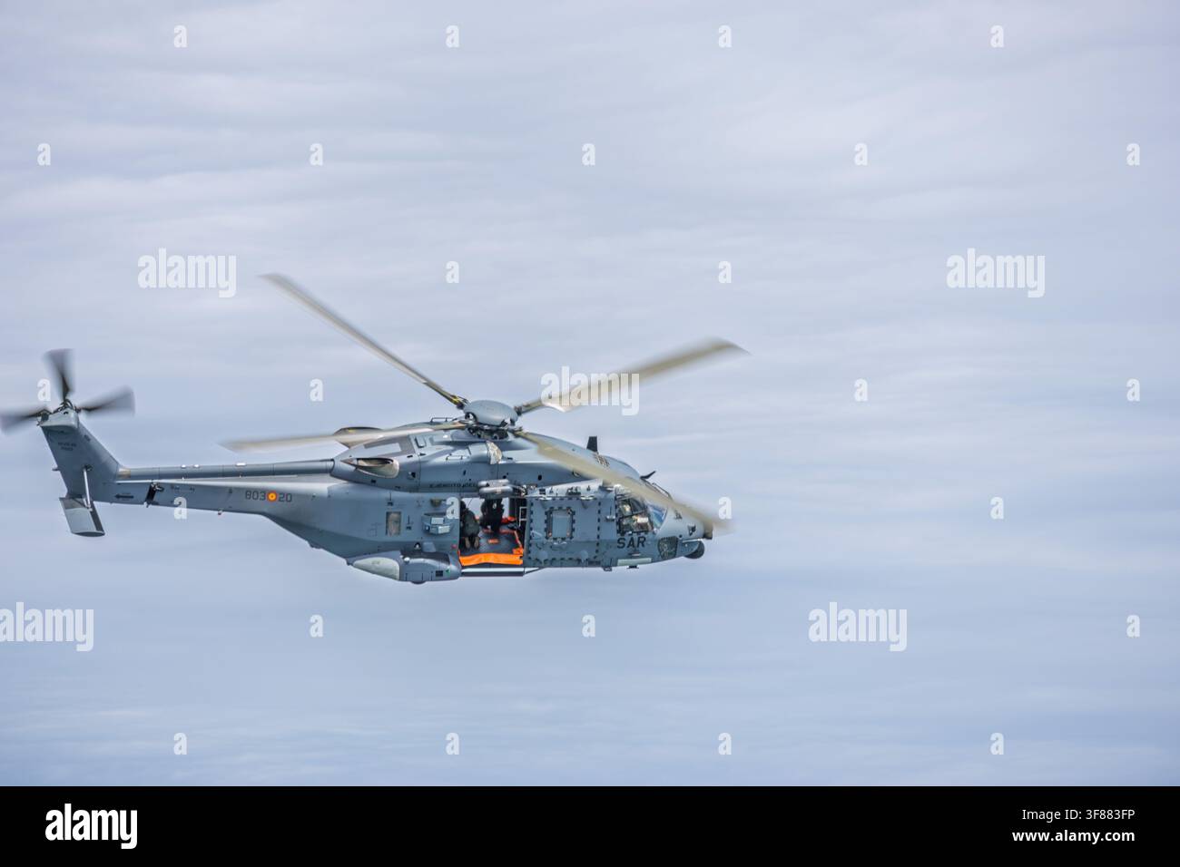 Elicottero di ricerca e soccorso dell'aeronautica spagnola in volo Gijon Asturias. Aeronautica della NATO Foto Stock