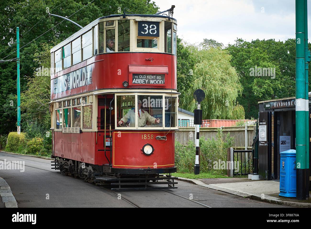 Vista frontale del tram a due piani conservato n. 1858 di London Transport con passeggeri al East Anglia Transport Museum. Foto Stock