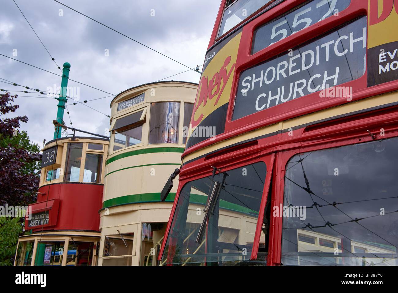 Vista dinamica a basso angolo di tram a due piani storici e filobus al East Anglia Transport Museum nel Suffolk Foto Stock