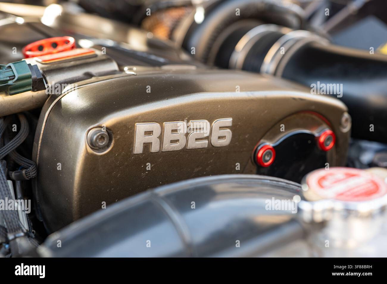 Lindau, Svizzera, 9 agosto 2026. Primo piano dettagliato che mostra il badge dorato del copritempo RB26, gli ingranaggi a camma aftermarket e il tappo del radiatore all’interno Foto Stock