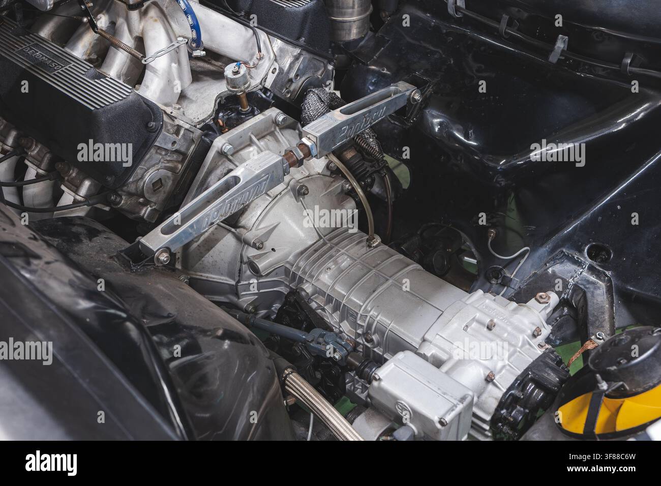 Lindau, Svizzera, 9 agosto 2026. Ripresa ad alta angolazione dettagliata del vano motore di una De Tomaso Pantera V8 vintage che mostra rinforzi Pantera personalizzati e ZF Foto Stock