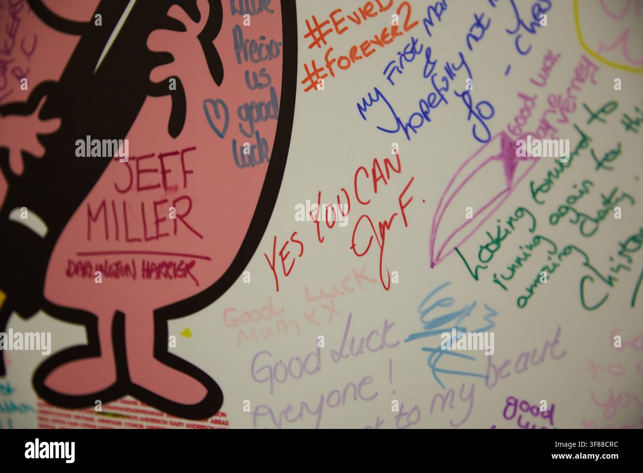 Messaggio di sostegno di Jeff Miller accanto a un personaggio illustrato su una parete di messaggi di beneficenza durante il London Marathon 2017 a Londra, Inghilterra Foto Stock