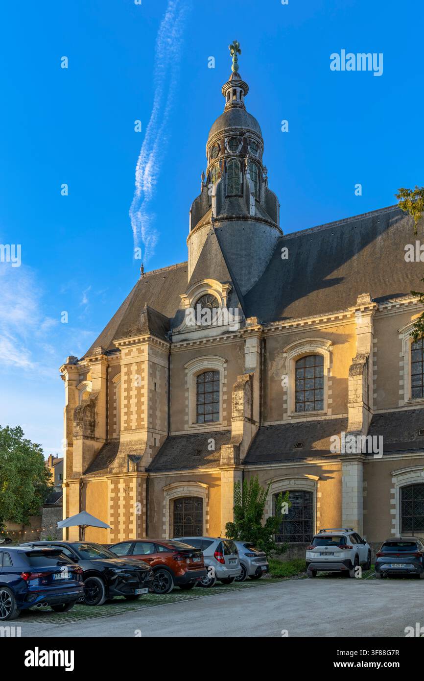 La luce calda della sera avvolge la Église Saint-Vincent-de-Paul a Blois, in Francia, illuminando le sue mura di pietra storiche e l'elegante cupola sotto un cielo blu. Foto Stock