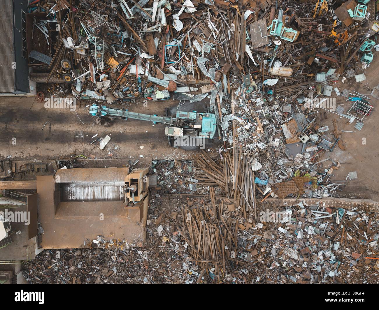 Vista aerea della struttura di riciclo della ferraccia Agnesberg con cumuli di metallo scartato, macchinari industriali e attrezzature di smistamento a Göteborg, Västra Götaland Foto Stock