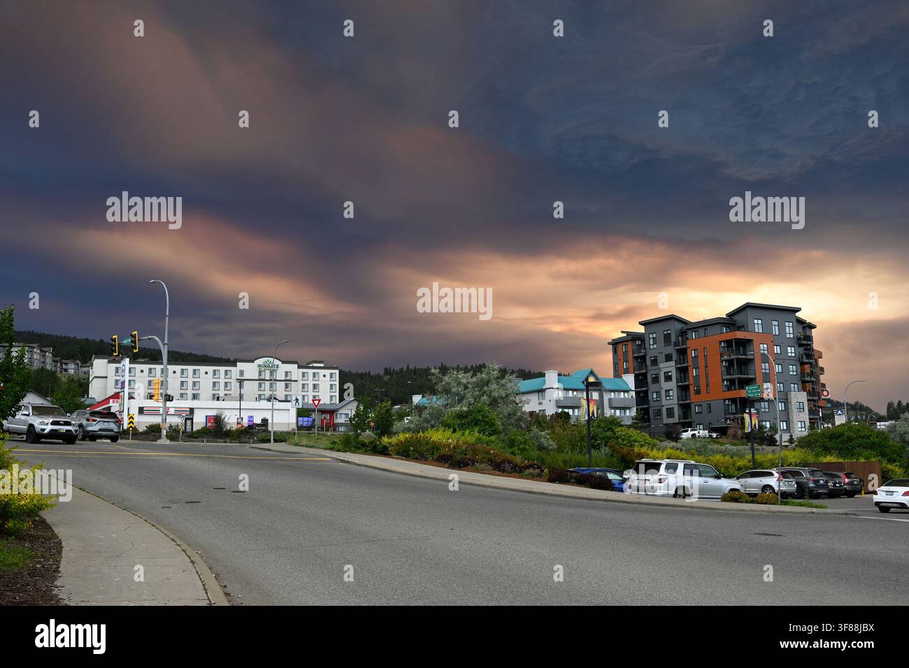 Kamloops, BC, Canada - 7 luglio 2026: Fumo da un incendio boschivo nel cielo sopra la città di Kamloops, BC, Canada. Foto Stock