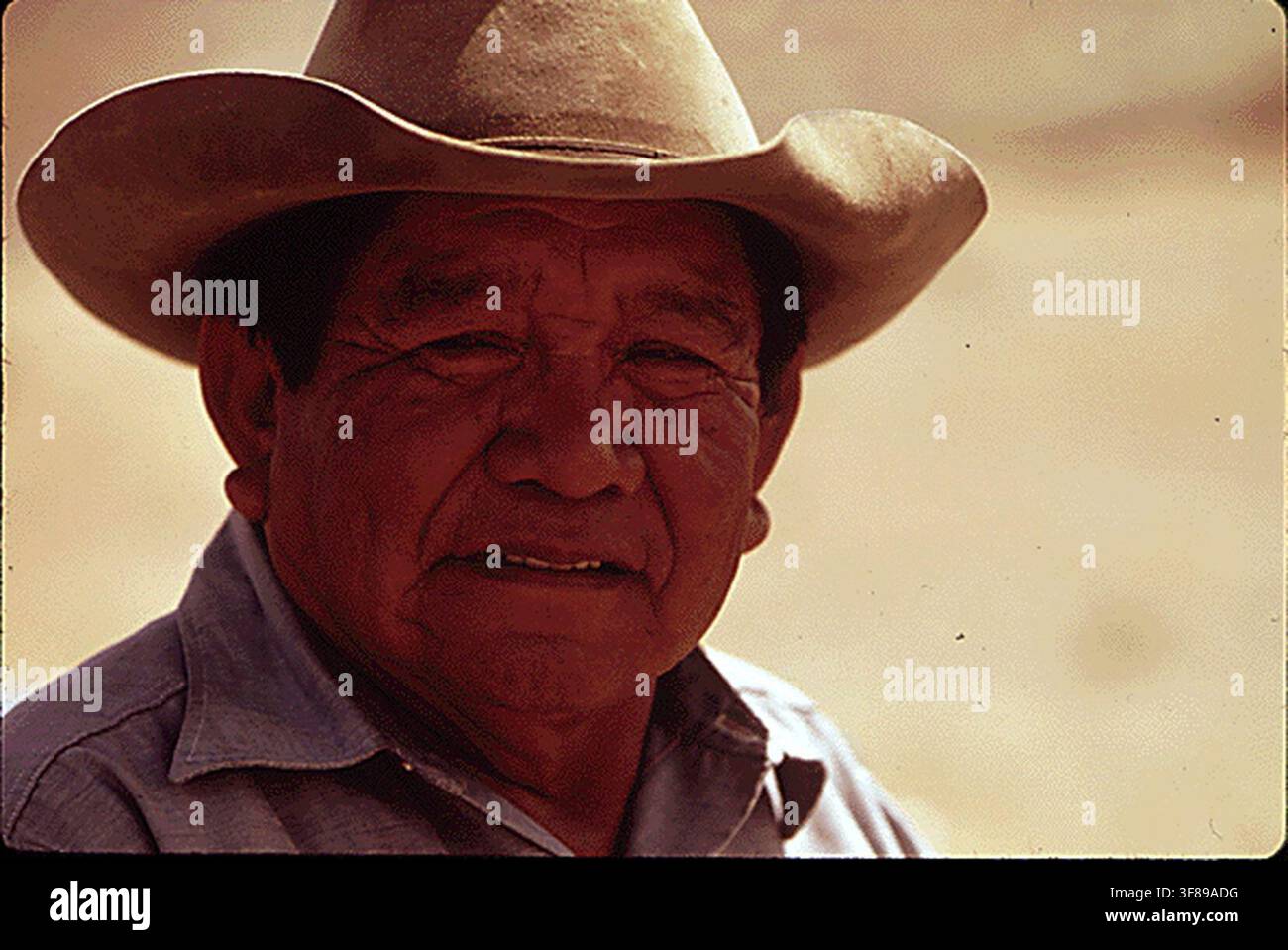 Ted James, un anziano Paiute, allevatore ed ex presidente della tribù, attivo nelle questioni indiane, nella riserva indiana di Pyramid Lake. Foto Stock