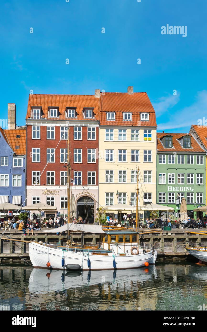 Coloratissimo lungomare di Nyhavn e barca a vela – Copenaghen, Danimarca. Foto Stock