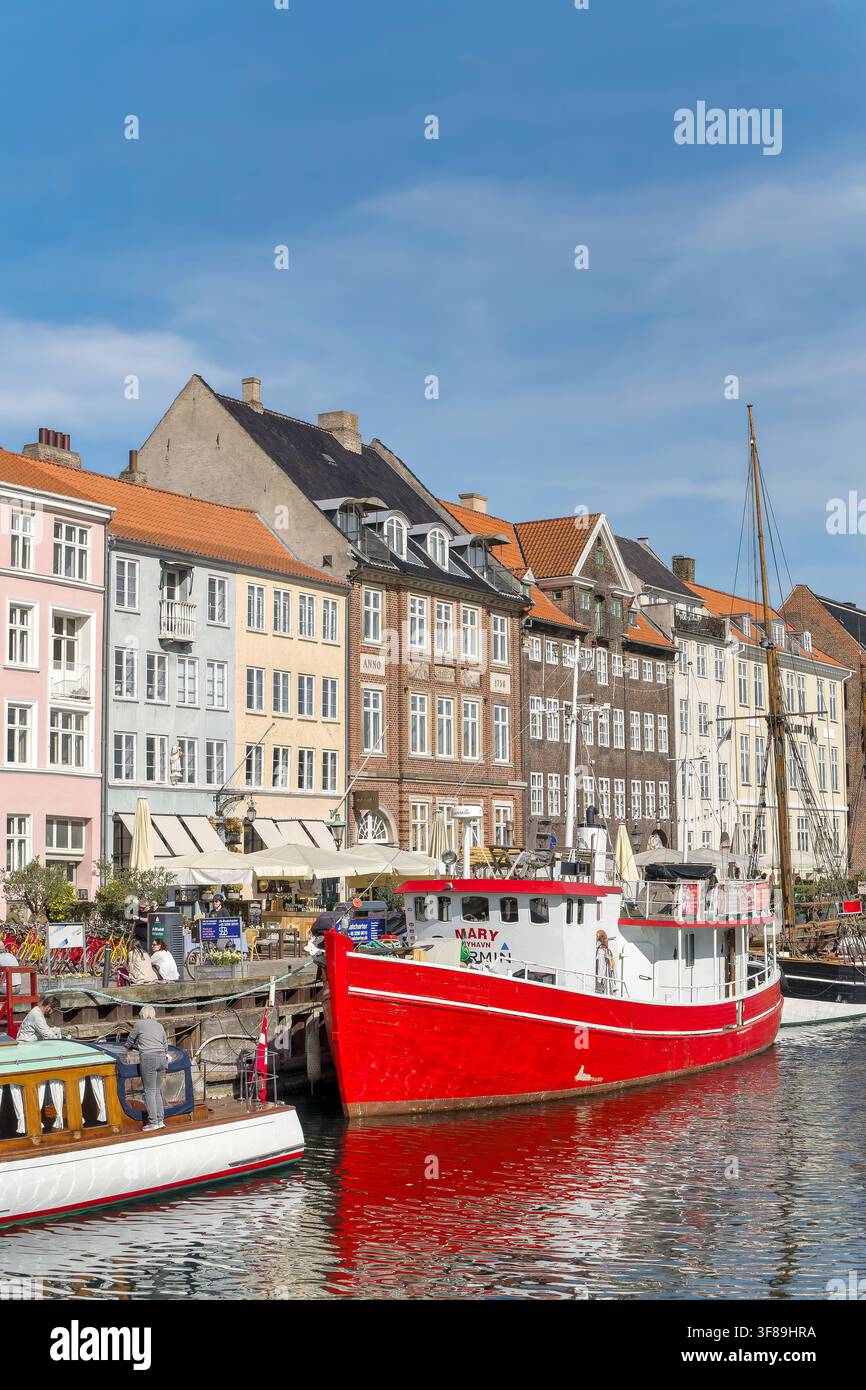 Barca da pesca rossa al porto di Nyhavn – Copenaghen, Danimarca. Foto Stock