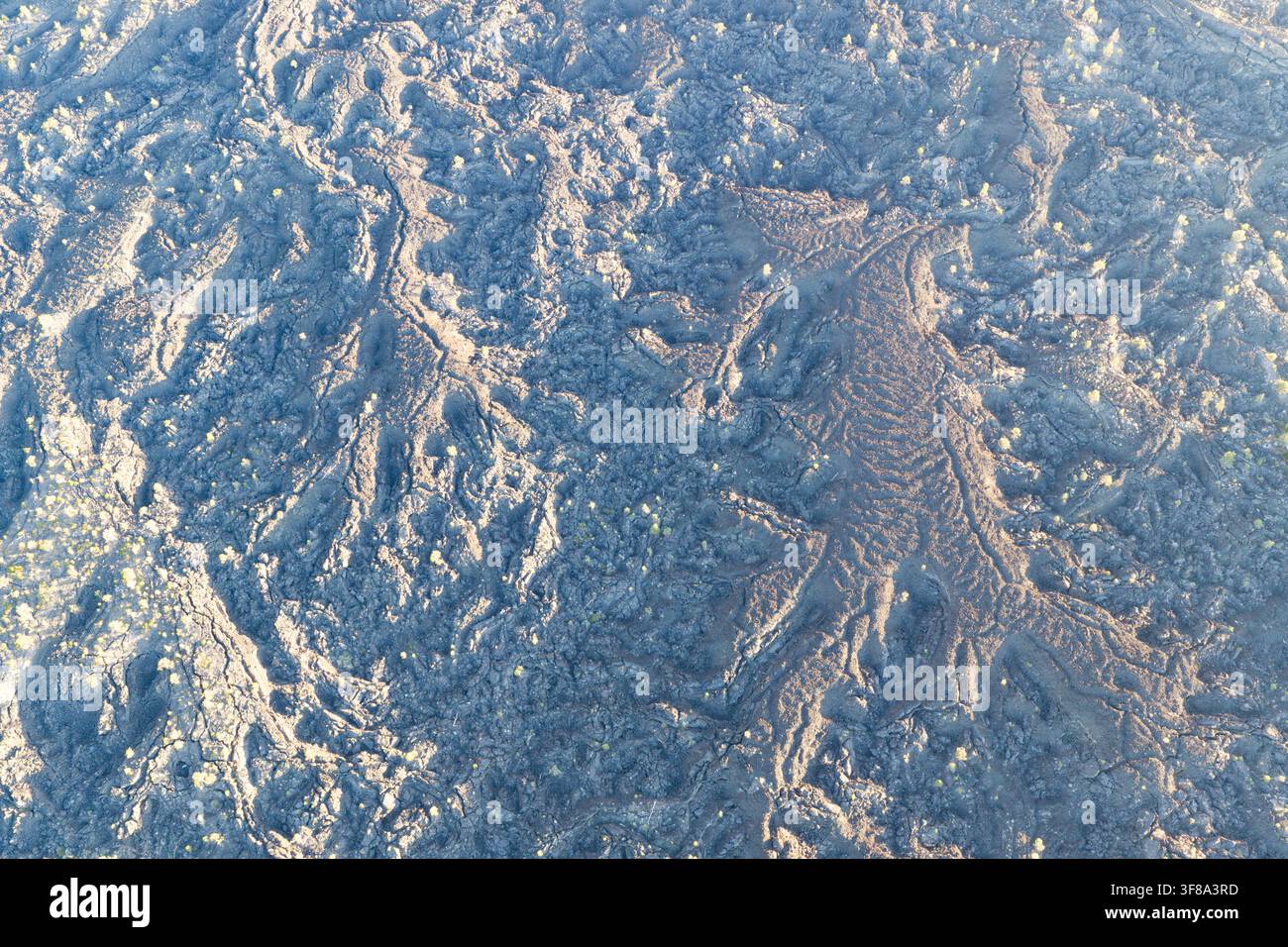 Una vista a volo d'uccello di un antico campo di lava mostra un paesaggio estremamente aspro e inospitale vicino a Bend, Oregon. Quest'area fa parte di Cascadia. Foto Stock
