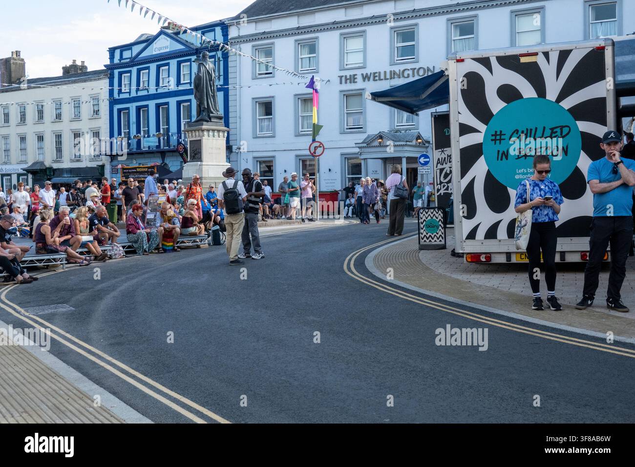 Amanti del jazz e scene di strada generali, Festival del jazz di Brecon 2026 Foto Stock