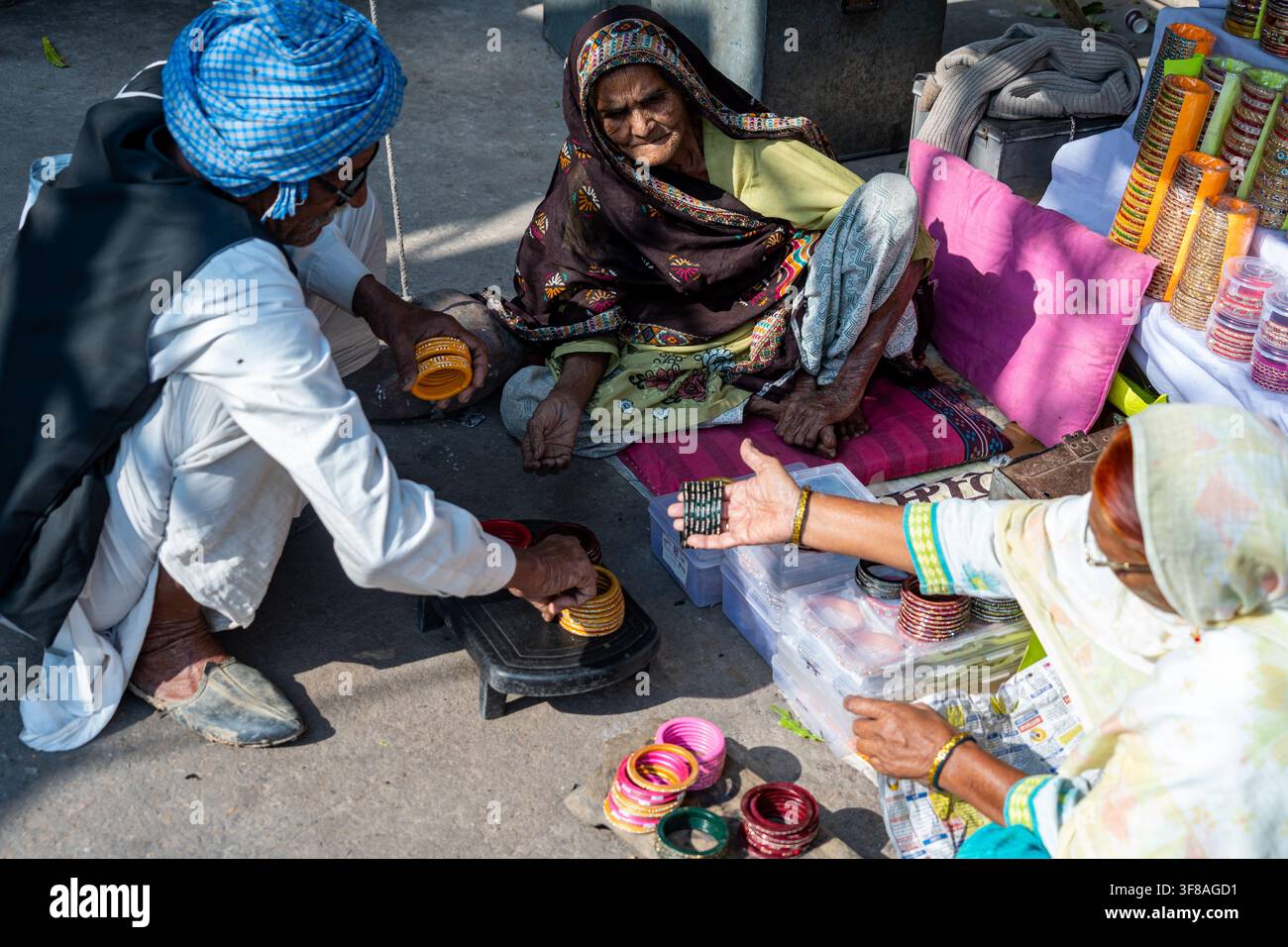 India. Rajasthan. Bundi. Un venditore ambulante di braccialetti presenta i suoi colorati bangles // India. Rajasthan. Bundi. Un venditore ambulante di braccialetti displ Foto Stock