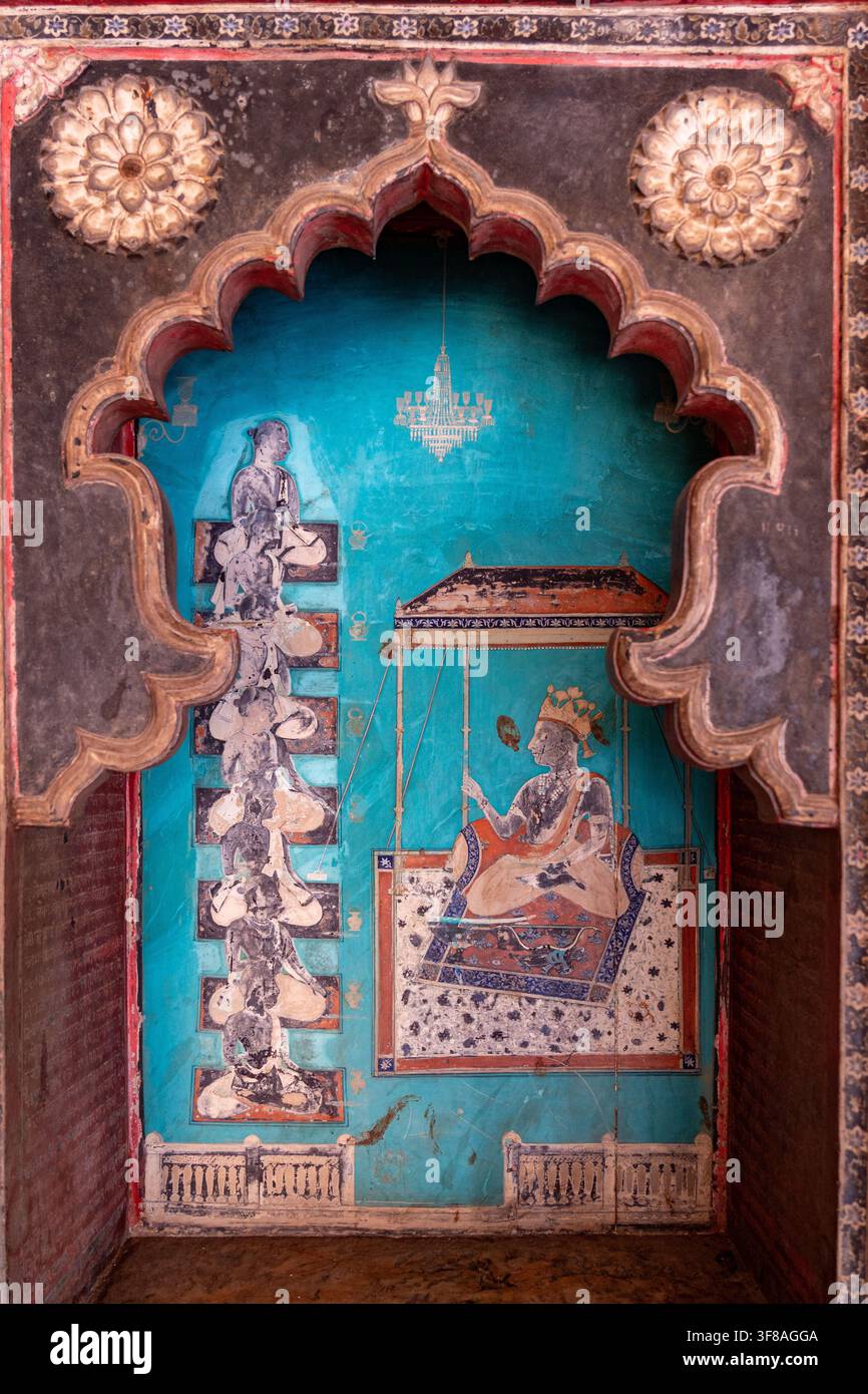 India. Rajasthan. Bundi. Nicchia murale dipinta raffigurante un principe seduto su un'altalena accompagnato da una processione di servitori // India. Rajast Foto Stock