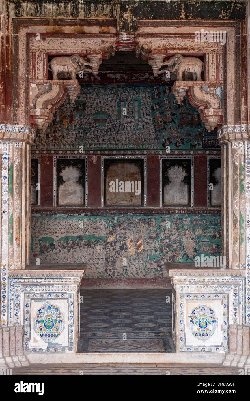 India. Rajasthan. Bundi. Alcova del Garh Palace incorniciata da elefanti scolpiti // India. Rajasthan. Bundi. An alcove in Garh Palace framed by carved elep Foto Stock