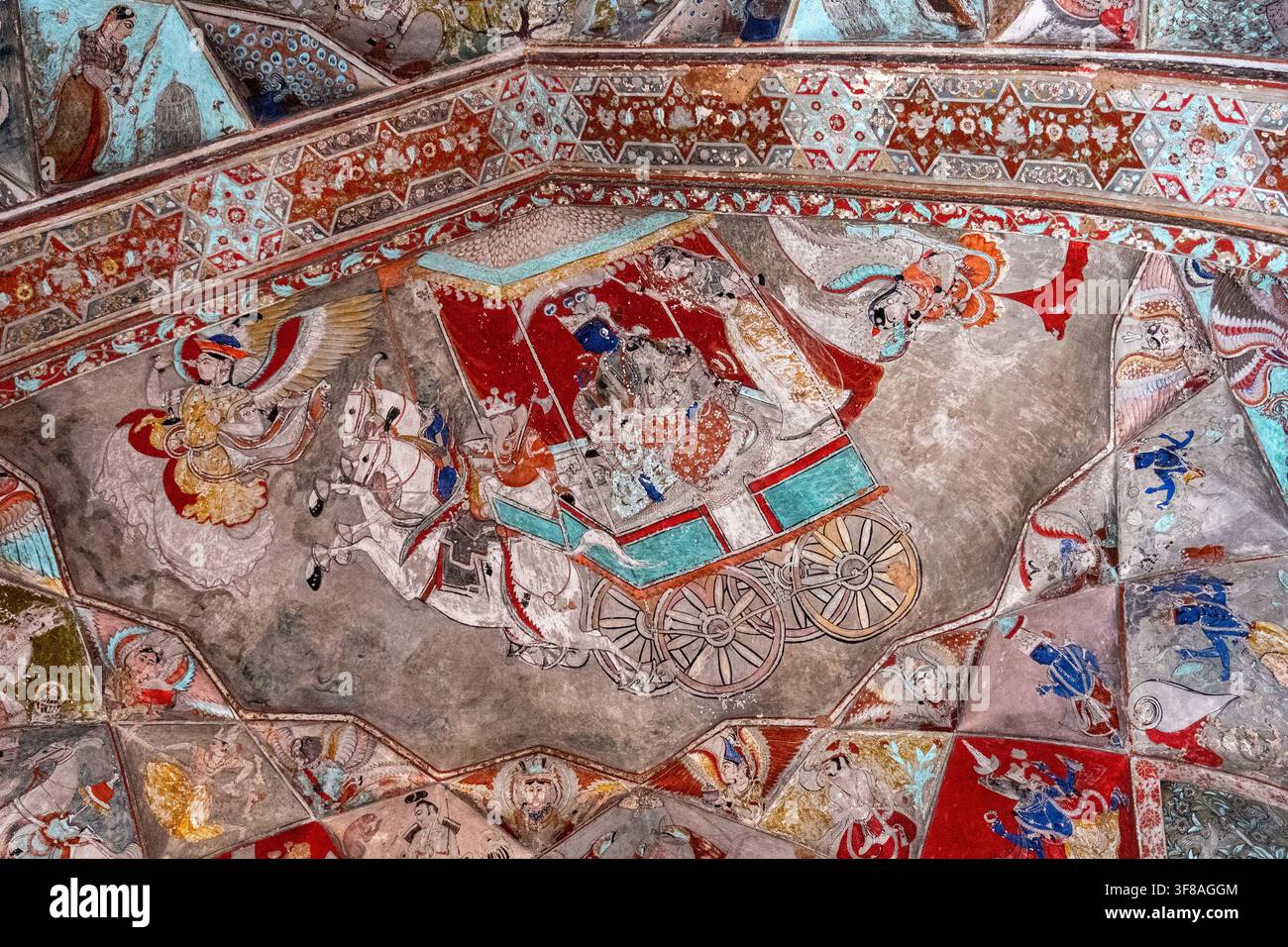 India. Rajasthan. Bundi. Dettaglio di un soffitto riccamente dipinto del Garh Palace che raffigura un carro trainato da cavalli bianchi // India. Rajasthan. Bundi Foto Stock