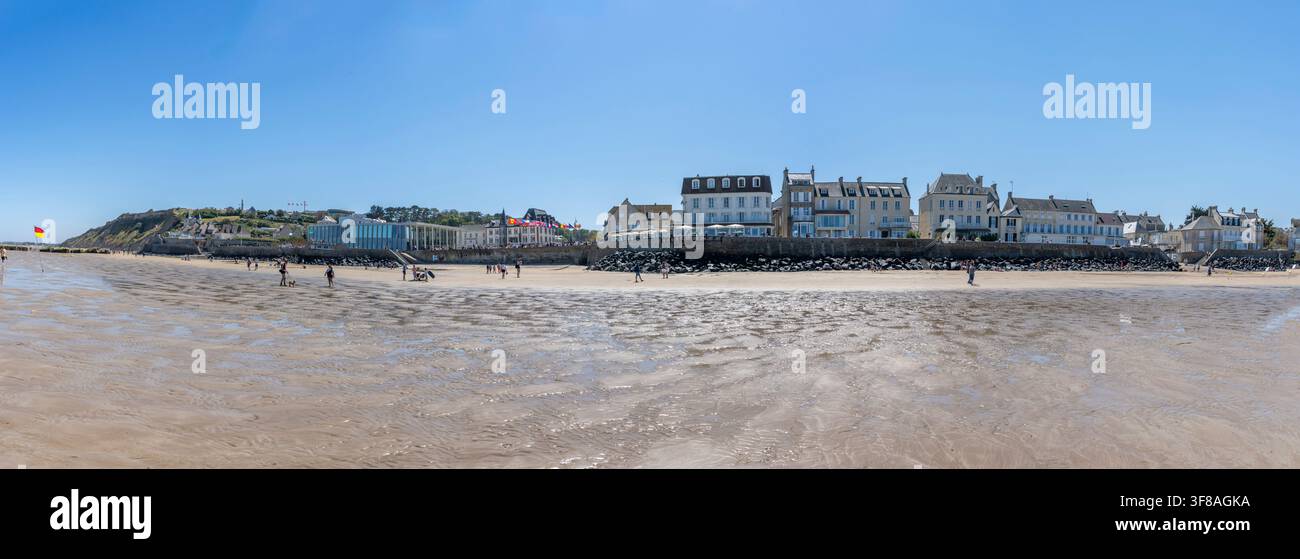 Arromanches-les-Bains, Francia - 08 11 2026: Vista panoramica sul mare, la spiaggia, la città, il Museo del D-Day, scogliere e sentiero costiero dalla spiaggia Foto Stock