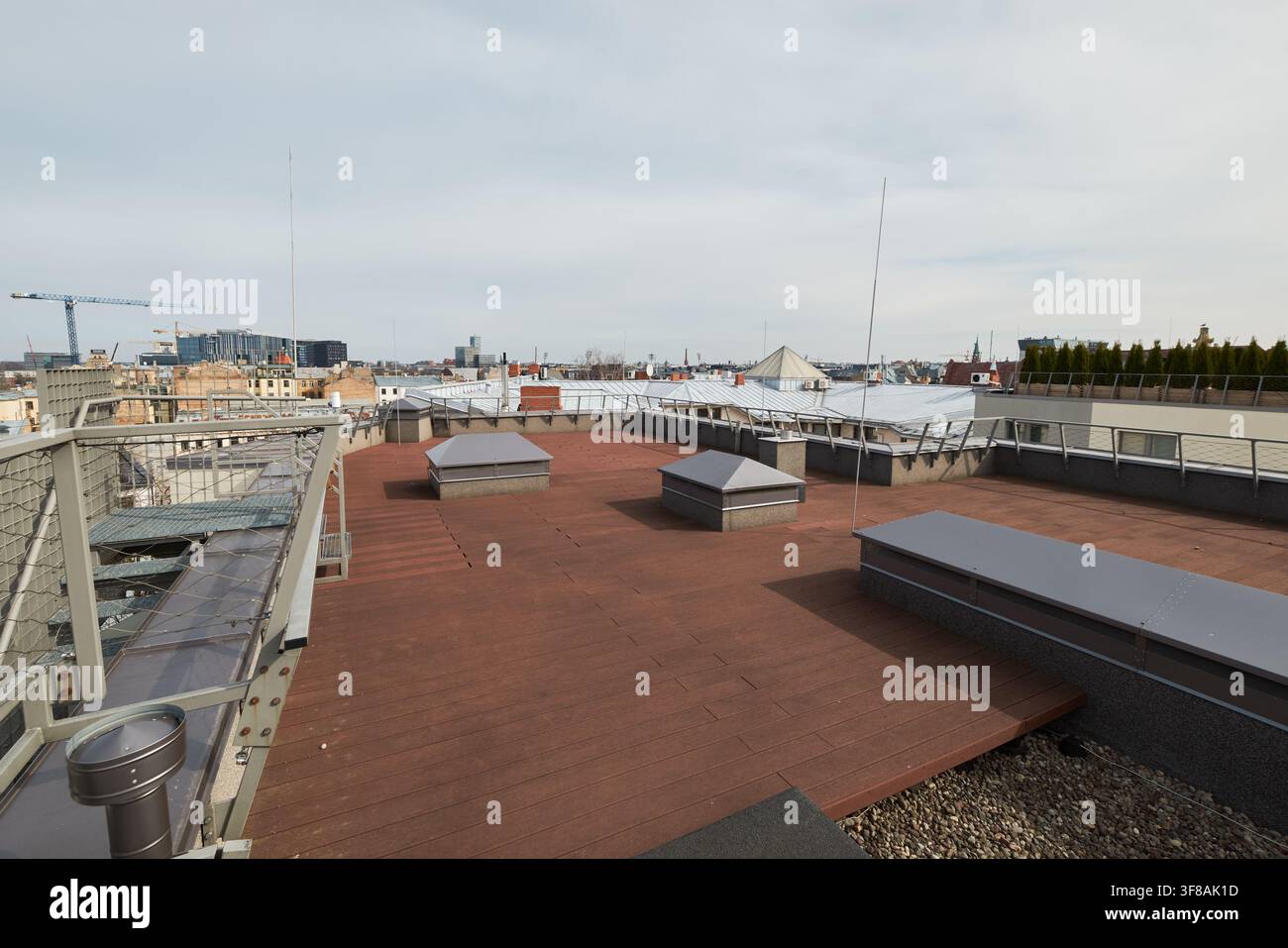 Vista dal tetto nel centro tranquillo di Riga, Lettonia. Foto Stock