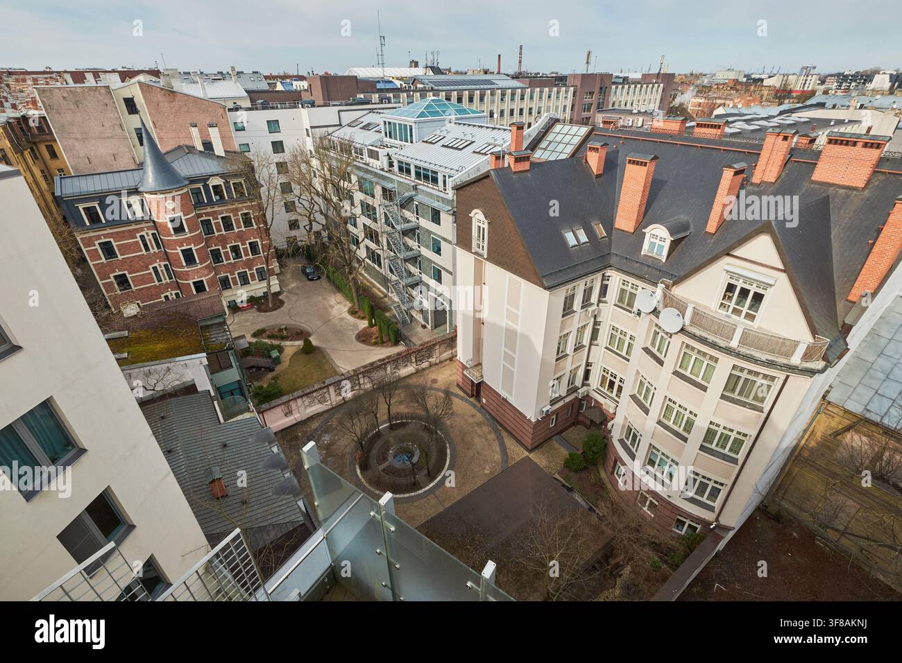 Vista dal tetto dell'edificio Art Luxury House al numero 7 di Strelnieku Street che si affaccia sul cortile interno a Riga, Lettonia. Foto Stock