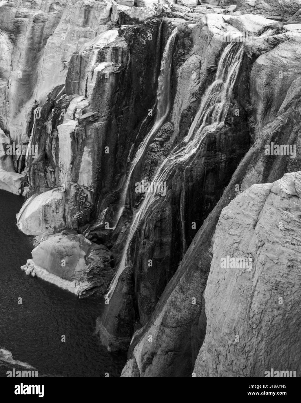 Vista in bianco e nero delle Shoshone Falls. Immagine monocromatica che enfatizza le texture, le scogliere e l'acqua che scorre delle iconiche Shoshone Falls dell'Idaho. Foto Stock