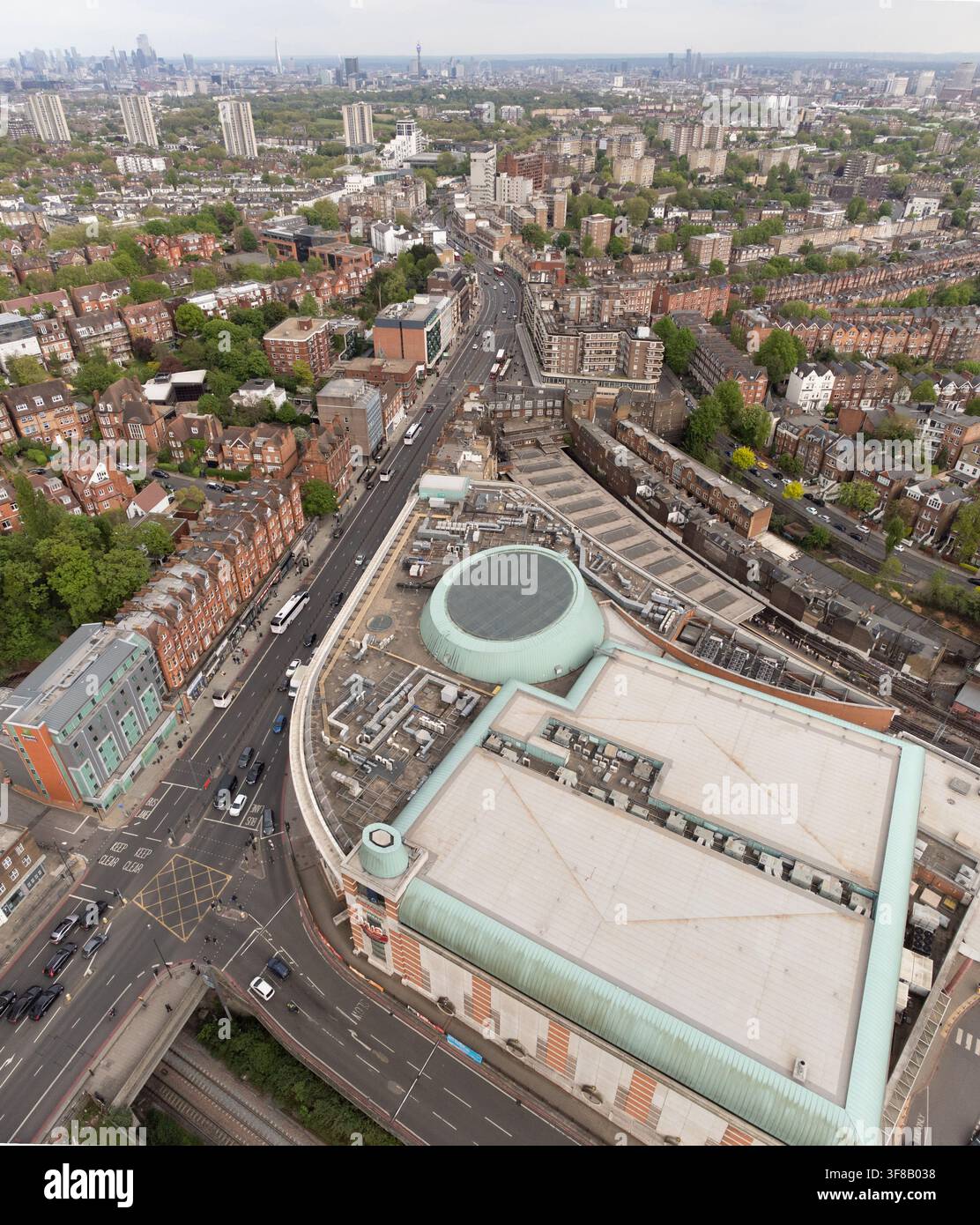 Vista aerea del centro O2 su Finchley Road, Camden, Londra. Questo punto di riferimento commerciale e ricreativo è un fulcro del paesaggio stradale locale. Foto Stock