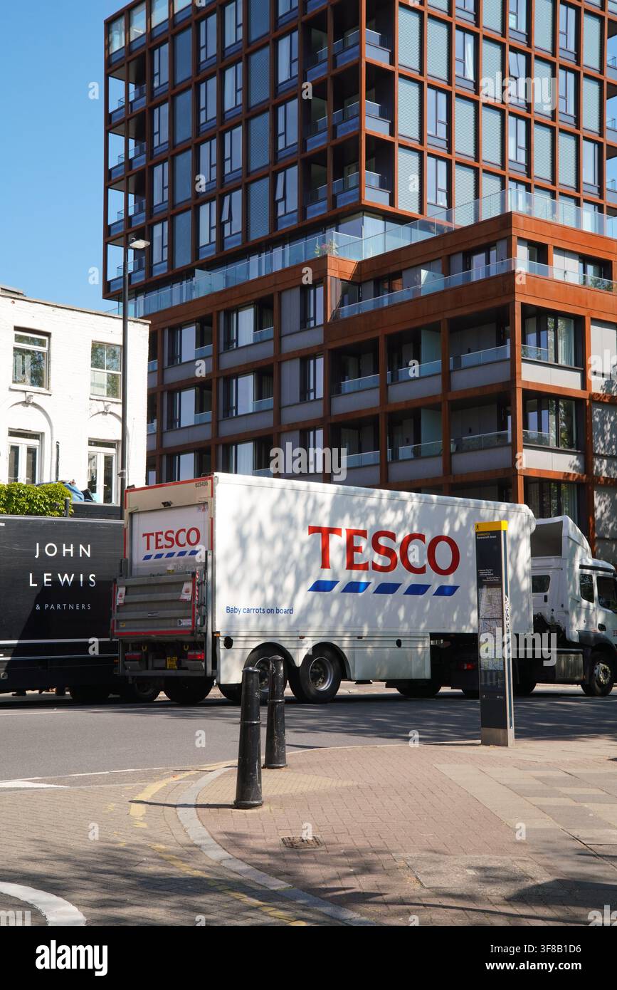 Un camion di consegna Tesco passa davanti all'iconico edificio HKR Hoxton su Hackney Road, Londra, mentre consegnava merci nella zona locale. Foto Stock