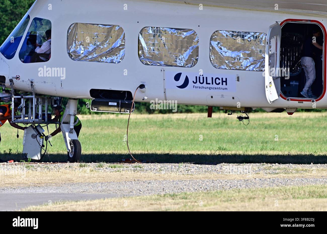 Il Zeppelin NT Hugo è attualmente utilizzato come laboratorio volante dal centro di ricerca di Jülich. La campagna di misurazione si svolge a bassa quota  100-300 metri  sopra la Renania Settentrionale-Vestfalia per raccogliere dati sulla qualità dell'aria, il vento e gli effetti del cambiamento climatico sulle foreste e terminerà il 16 agosto 2026. Il Zeppelin NT Hugo parte sempre dall'hangar dell'aeroporto di Essen / Mülheim. La foto mostra lo Zeppelin fissato al carro di servizio sull'aeroporto di Essen / Mülheim. Lo Zeppelin ha a bordo un sistema di misurazione all'avanguardia che pesa quasi 800 chilogrammi, le finestre della cabina sono coperte con pellicola, sopra il r Foto Stock