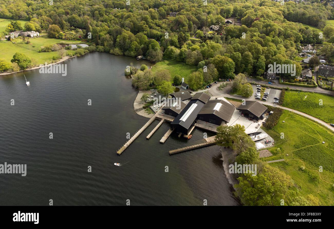 Il Museo Windermere Jetty sul Lago Windermere, nel Cumbria, conserva e mostra le barche storiche e il patrimonio marittimo della regione. Foto Stock