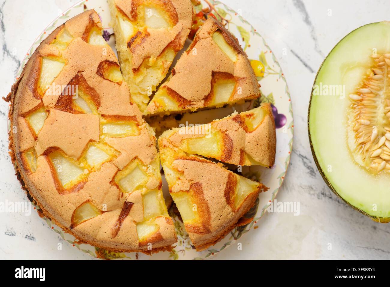 Torta Charlotte con melone tagliato a pezzi..messa a fuoco selettiva Foto Stock