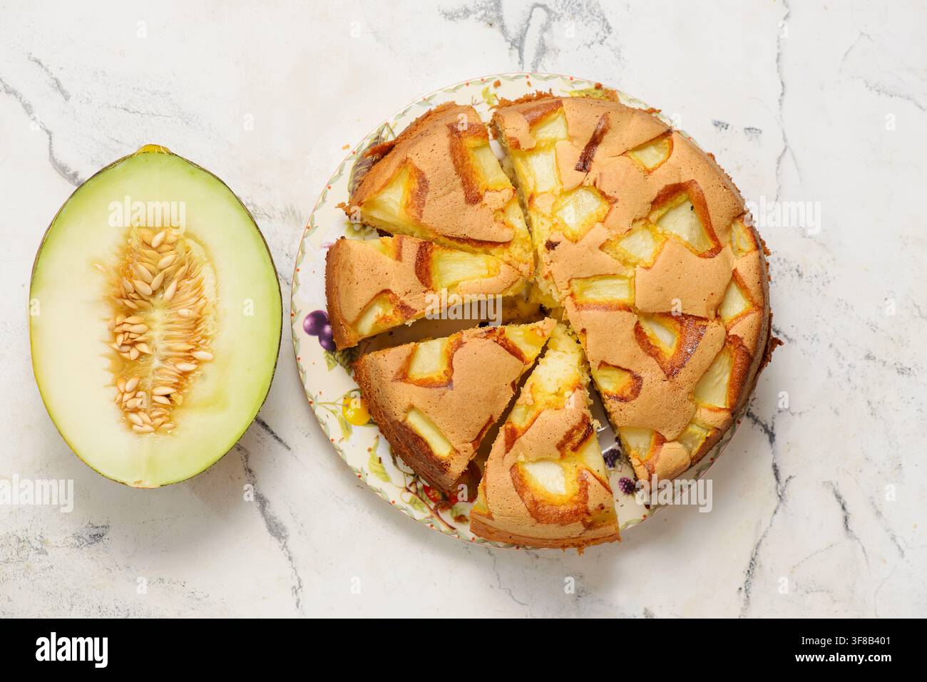 Torta Charlotte con melone tagliato a pezzi..messa a fuoco selettiva Foto Stock