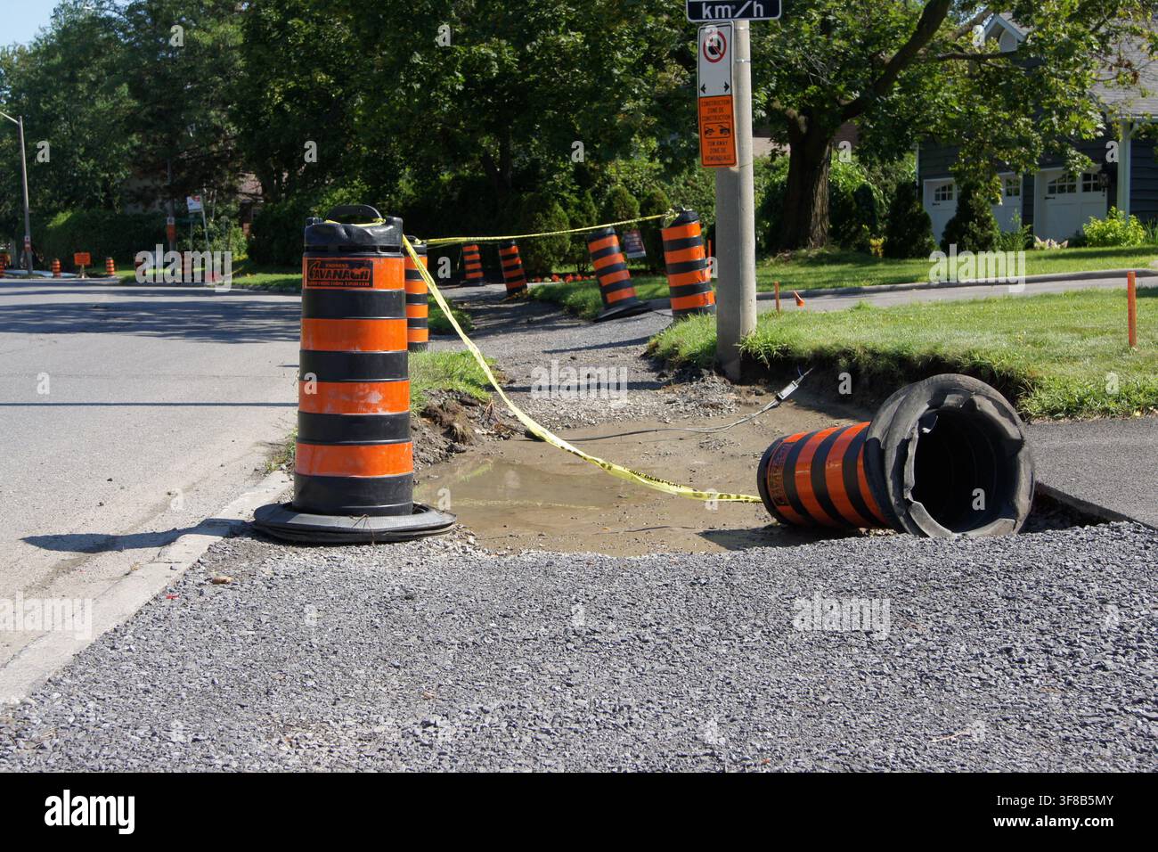 Ottawa, Ontario, Canada – 11 agosto 2026: Modifiche centrali di risurfacing (Uplands Drive) della strada, dell'incrocio, del marciapiede o della passerella Foto Stock