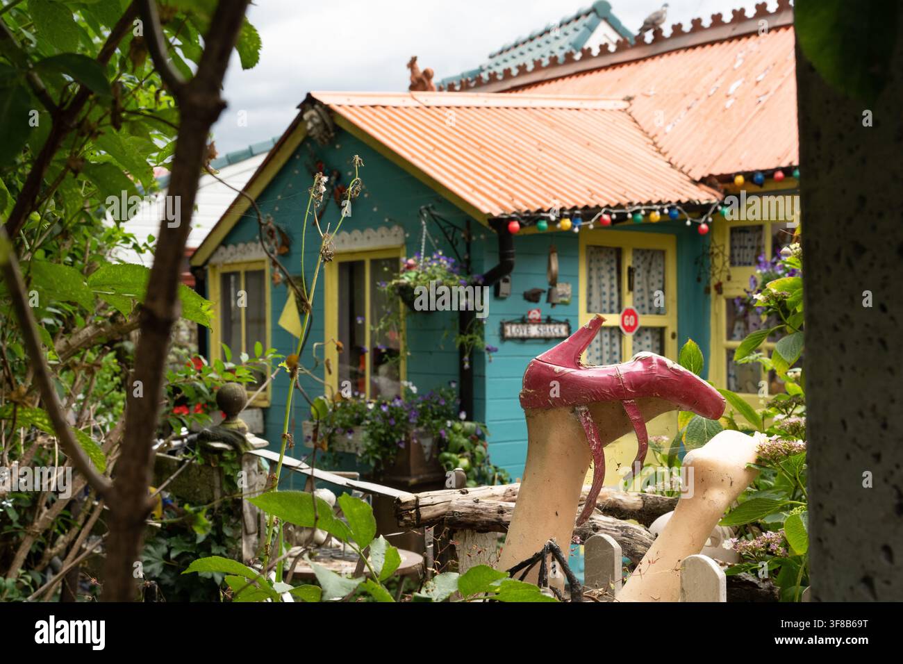 Lo studio dell'artista 'Love Shack' su Eel Pie Island, Twickenham. Un rifugio creativo unico che riflette lo spirito bohémien dell'isola. Foto Stock