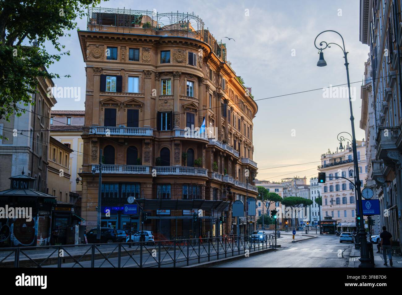 Architettura stradale storica a Roma all'alba Foto Stock
