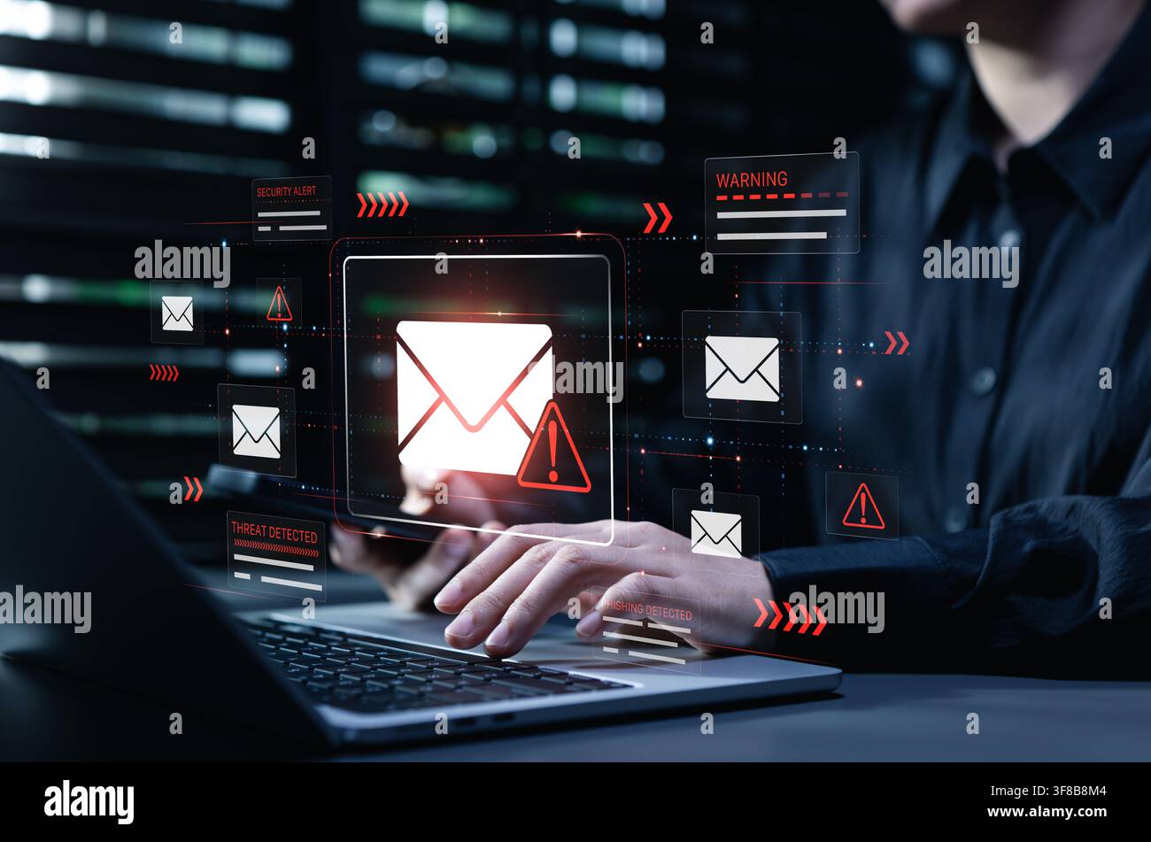 Allarme di phishing sulla sicurezza informatica su un laptop mostra un'interfaccia di avviso di posta elettronica maliziosa mentre l'utente lavora online, illustrando il rilevamento delle minacce, la protezione dei dati, Foto Stock