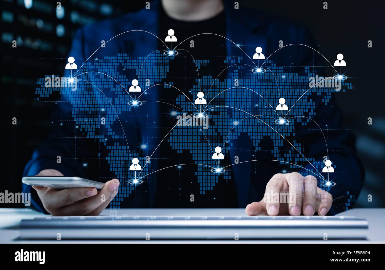 Mappa della rete aziendale globale che mostra professionisti connessi in località internazionali mentre gli utenti aziendali gestiscono la comunicazione digitale Foto Stock
