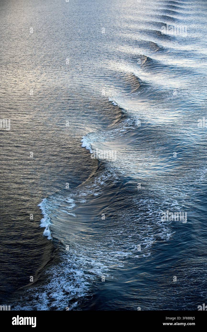 Onde del mare dalla prua della Majestic Princess nella prima serata Foto Stock