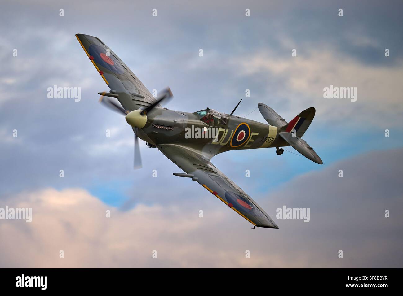 Spitfire Mk.V AR501 di Shuttleworth allo Shuttleworth Festival of Flight Air Show il 28 giugno 2026 Foto Stock