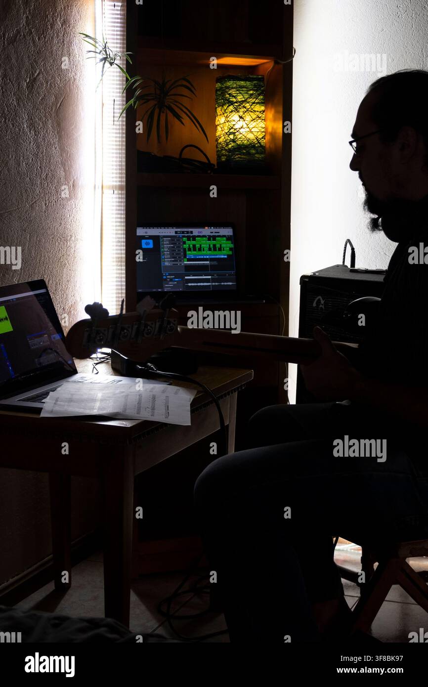 Bassist sta registrando musica di notte Foto Stock