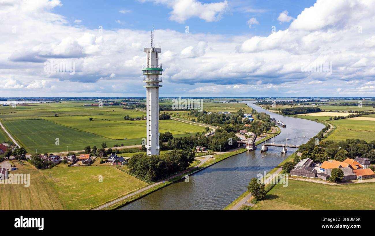 Vista aerea della torre di telecomunicazioni e dati ViaData a Tjerkgaast, Friesland, che ospita antenne, apparecchiature di rete e infrastrutture di data center Foto Stock