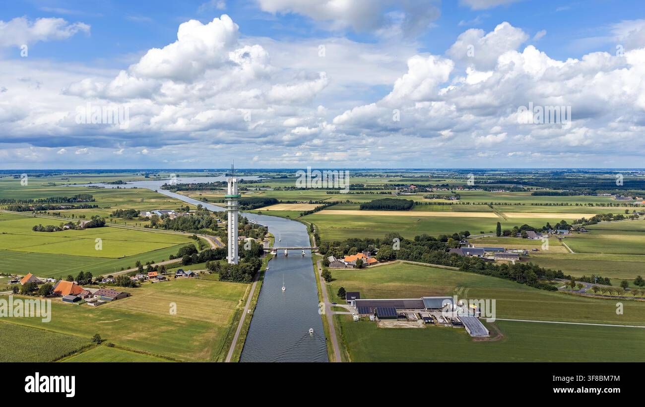 Vista aerea della torre di telecomunicazioni e dati ViaData a Tjerkgaast, Friesland, Paesi Bassi, che ospita antenne, apparecchiature di rete e centro dati Foto Stock