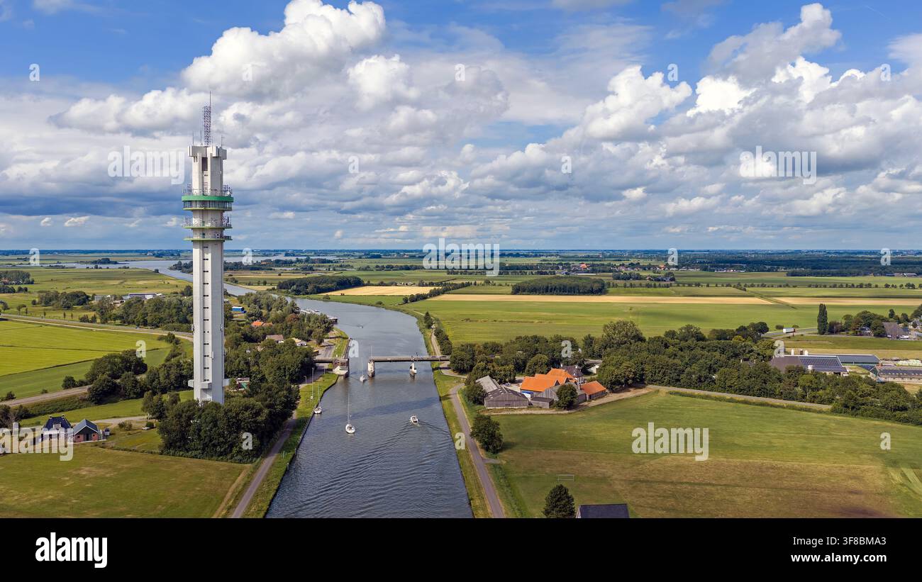 Vista aerea della torre di telecomunicazioni e dati ViaData a Tjerkgaast, Friesland, Paesi Bassi, che ospita antenne, apparecchiature di rete e centro dati Foto Stock