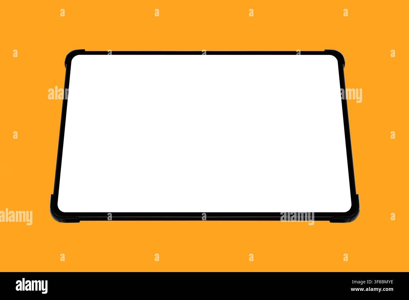 Dispositivo tablet orizzontale con custodia protettiva nera e schermo bianco vuoto isolato su uno sfondo arancione Foto Stock